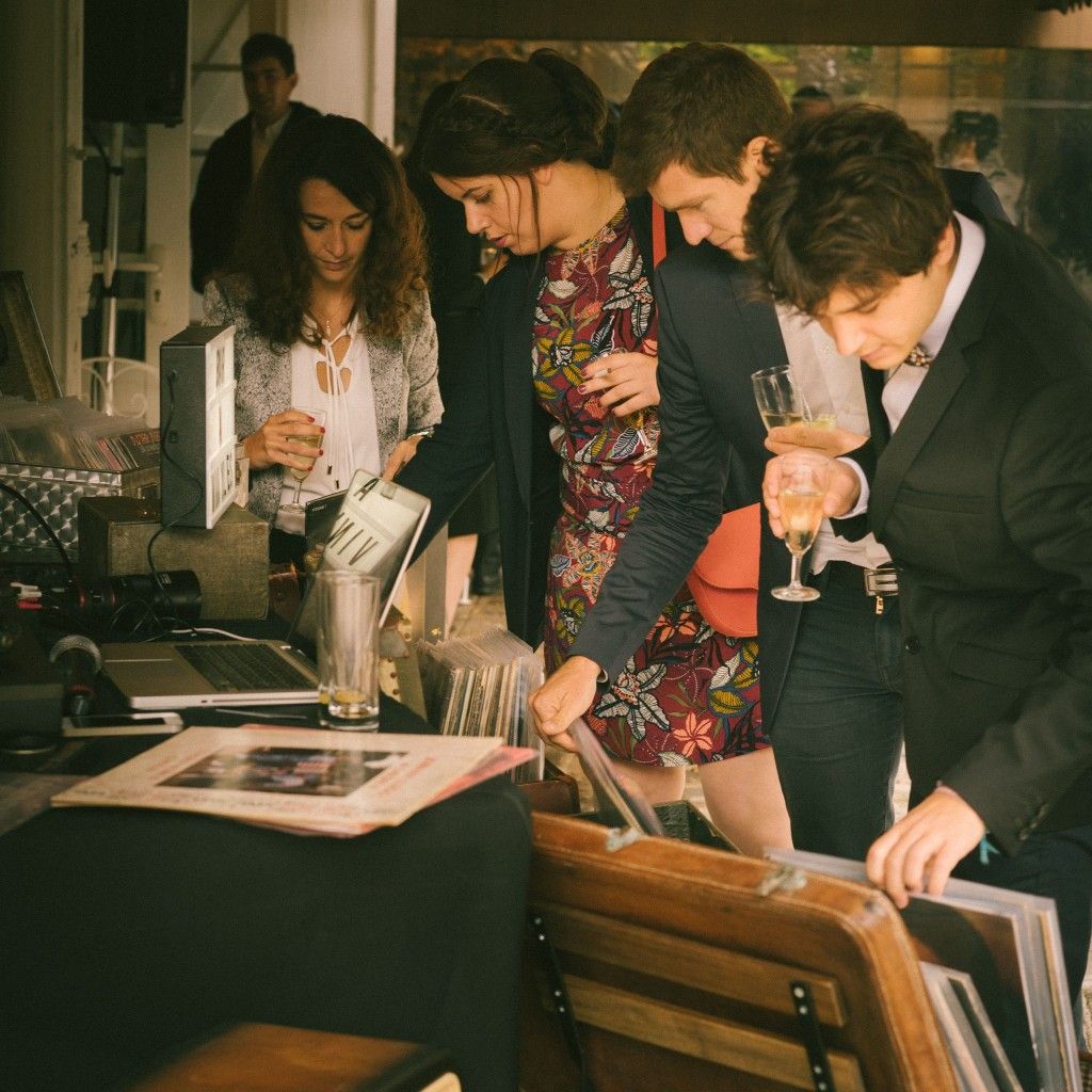 Cocktail avec un DJ au bar à Vinyles bar à vinyles pour un mariage