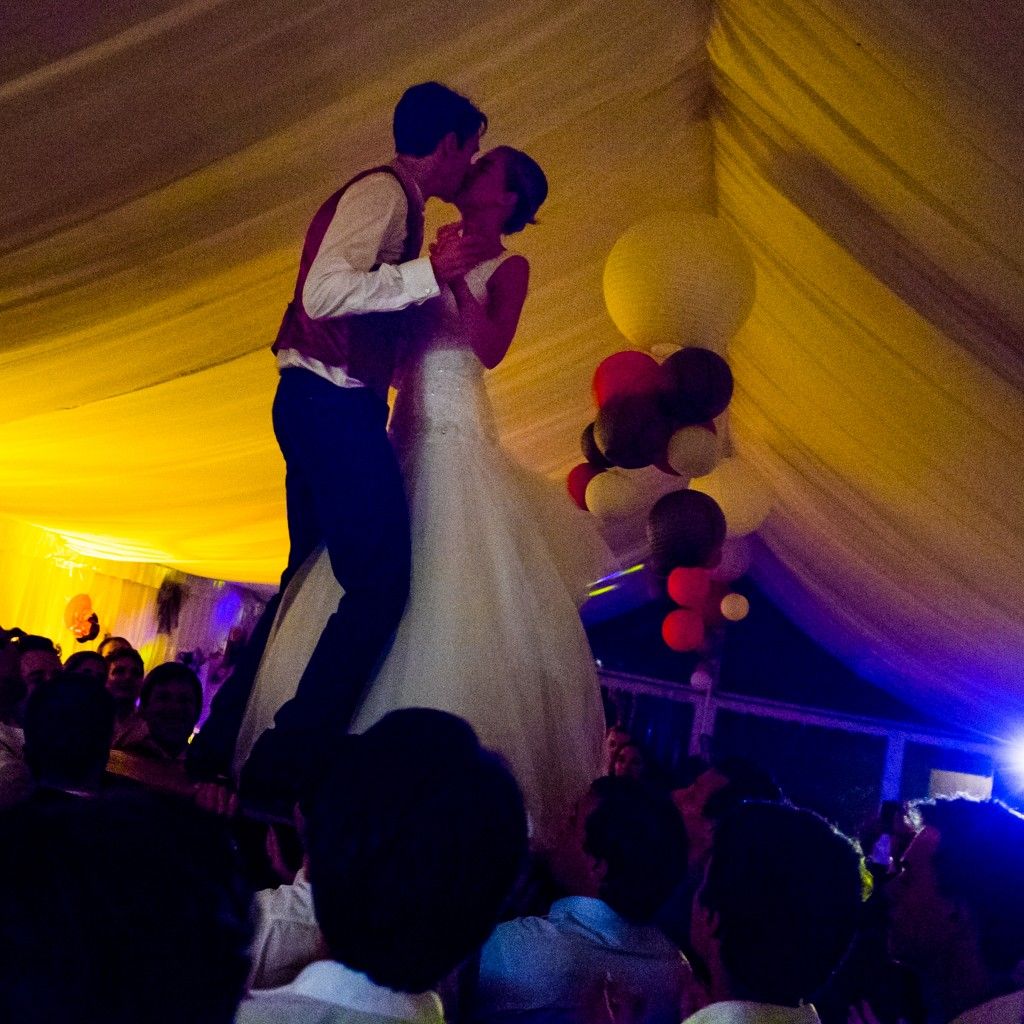 Mariés dans une tente durant la soirée
