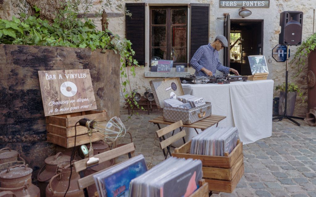 bar à vinyles pour un marigae aux Bonnes Joies