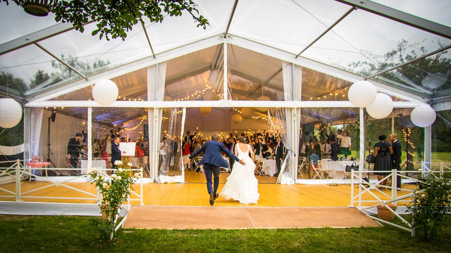 Entrée des mariés pour un mariage dans une tente