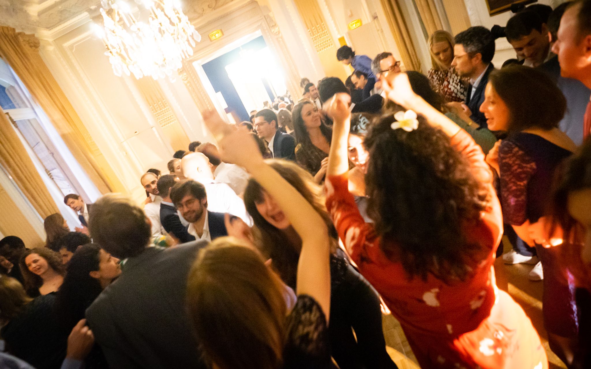 Danseurs dans un salle de mariage