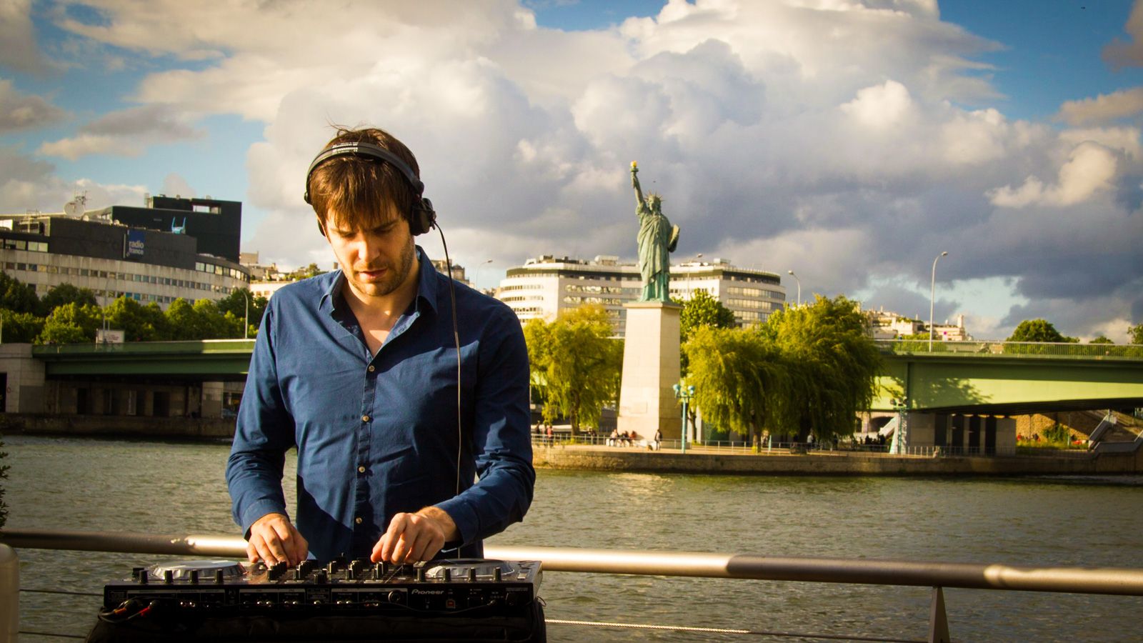 DJ à paris devant la statue de liberté