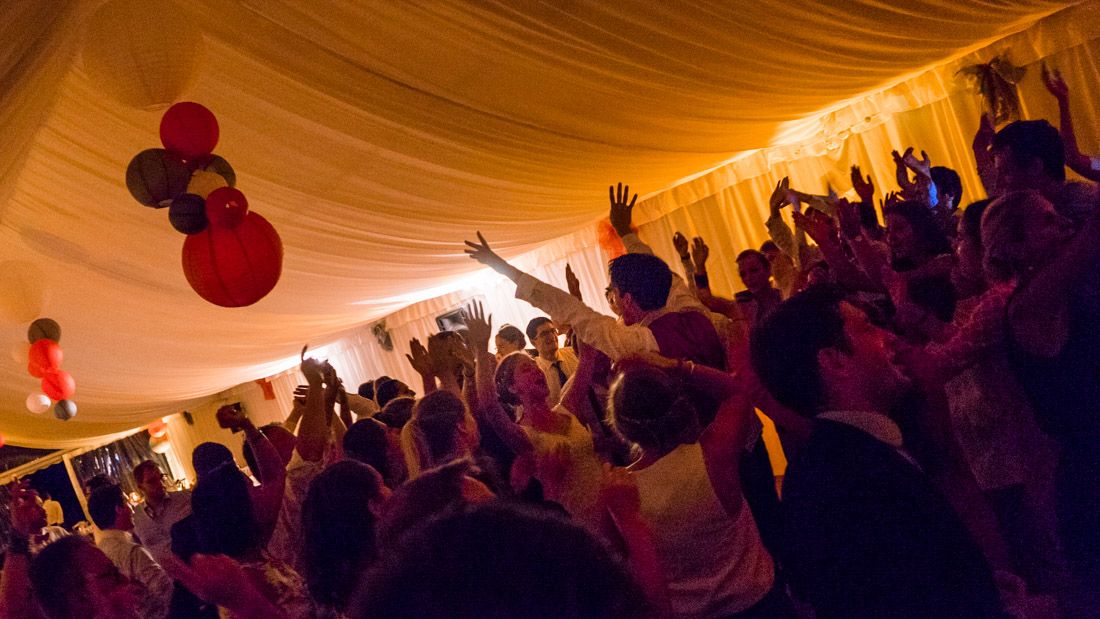 Ambiance soirée de mariage dans une tente en Normandie