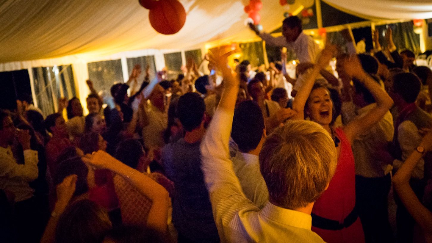 Soirée de mariage dans une tente