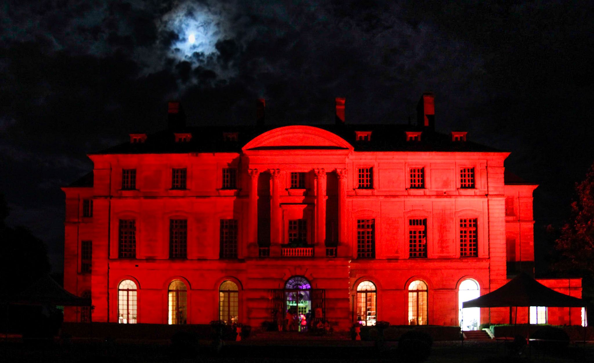 Façade éclairée du Chateau de Montgobert