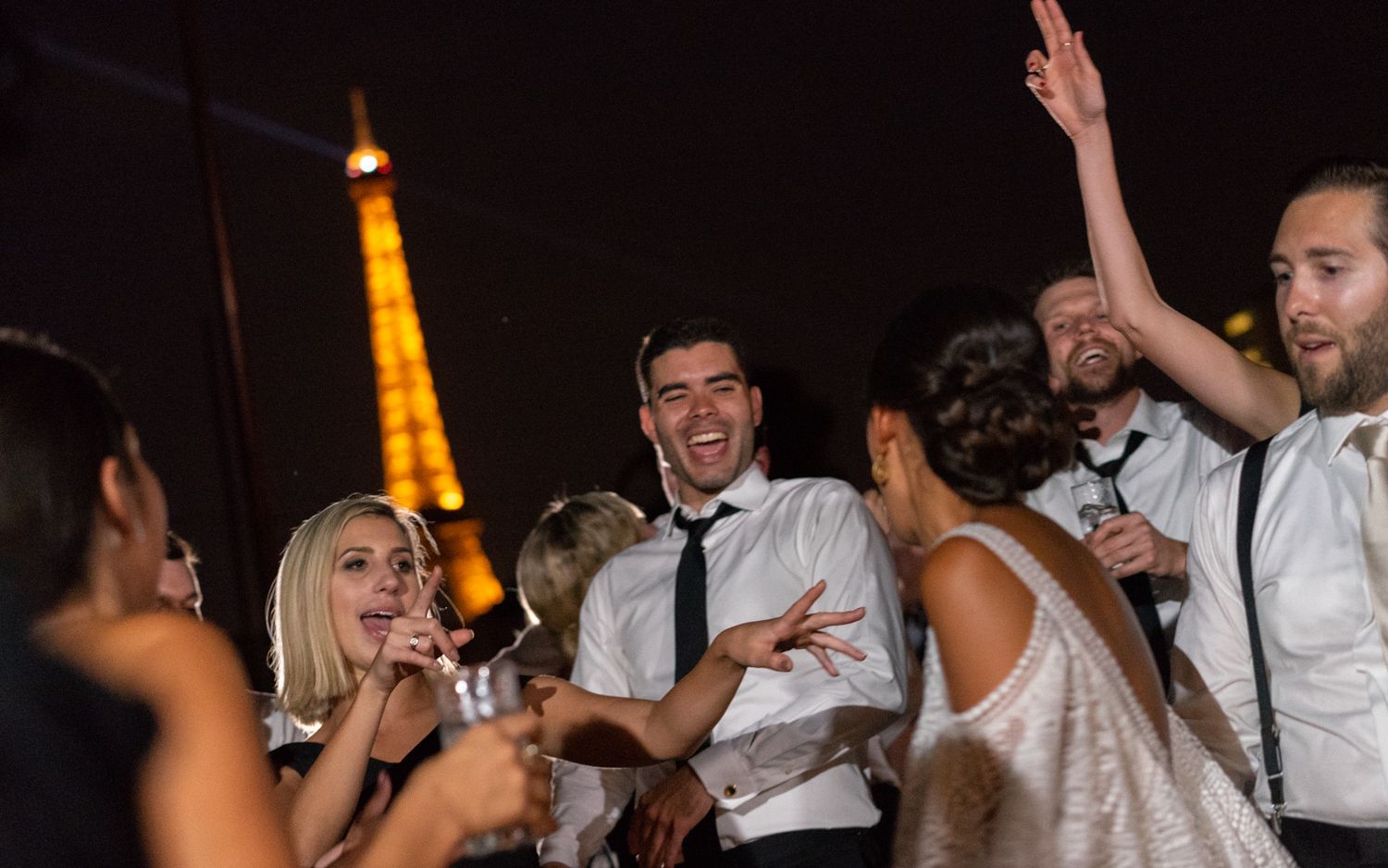 Groupe de personnes devant la tour eiffel à Paris