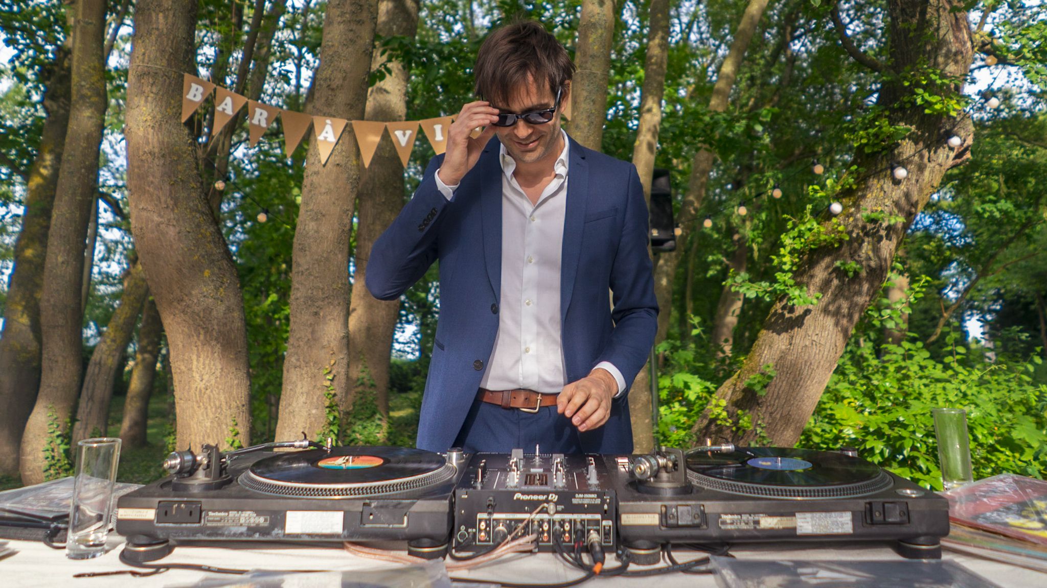 DJ de mariage devant des arbres
